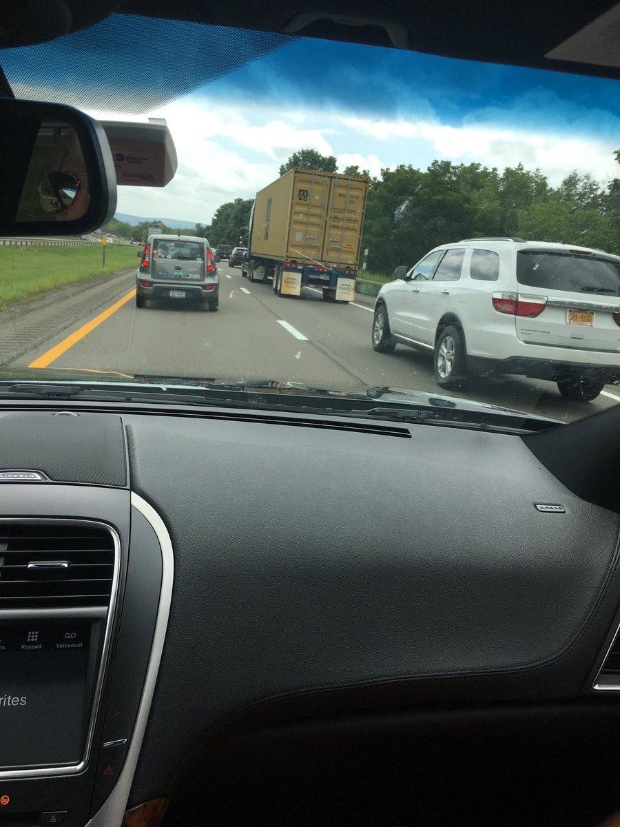 kberly29's tweet photo. Look at all the traffics trying to get to @blakeshelton lol https://t.co/ds2XJtKZxP