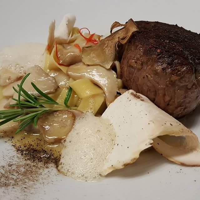 Christi64446441's tweet photo. 🇦🇹 ÖSTERREICH / #Tirol /#Brixlegg
Txogitxu Filet & Steinpilz-Pasta
Spanisches Rinderfilet mit hausgemachten Nudeln und frischen Steinpilzen
#meyersguide #finedining #gastronomie https://t.co/cvQ1Sw1GM9