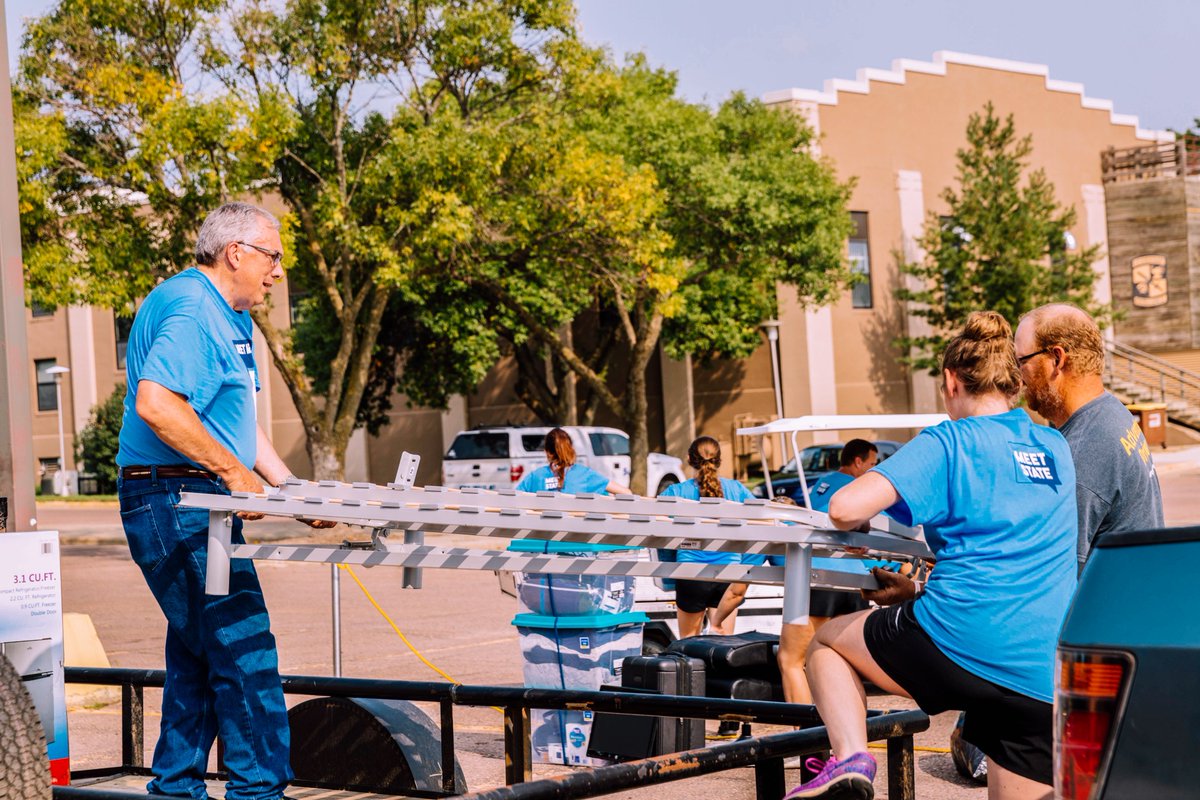 SDState's tweet photo. #NewJacks18, we're halfway through Move-In Day at #SDState. It's a great day to be a Jackrabbit! 🐰 https://t.co/ENuSITIyy7