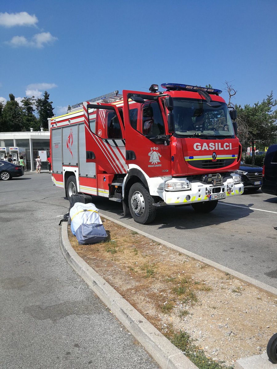 GasilciLOGATEC's tweet photo. Požari na sredstvih cestnega prometa
17.8.2018 13:30

LOGATEC
Ob 13.30 je na avtocesti Ljubljana – Koper, občina Logatec, na bencinski črpalki Lom zagorelo pod pokrovom motorja osebnega vozila. Požar so pogasili zaposleni na črpalki pred prihodom gasilcev PGD Dolnji Logatec. https://t.co/Y5zh3KVubw