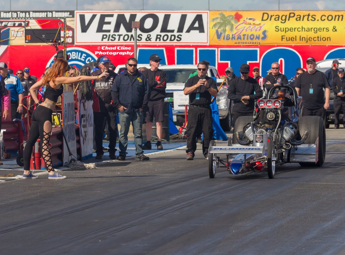 ChadClinePhoto's tweet photo. FEF: Pete Wittenberg driving “Circuit Breaker” NTF getting staged up by the fan favorite bug Sara #marchmeet2018 #nhra #nitro #backupgirl #topfuelfriday #Bakersfield #canonphotography https://t.co/Q7qWD3hCXc