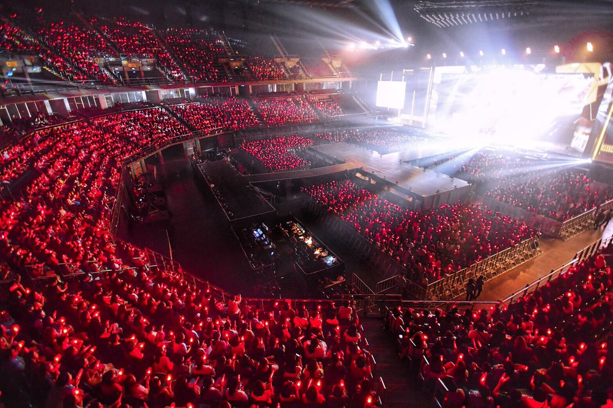 4NOLOGUE's tweet photo. ขอบคุณแฟนๆ TVXQ! ทุกคนนะครับที่มาในวันนี้... ขอบคุณสำหรับรอยยิ้มที่อบอุ่นเหมื��นวันแรกที่เจอกัน 😊❤️ สัญญาว่าถ้ามีโอกาสจะกลับมาพบกันอีกนะครับ!!

#TVXQ! #Cassiopeia #TVXQCIRCLEINBKK #SM #SMTRUE #DREAMMAKER #4NOLOGUE https://t.co/Tm5IZRcA2C