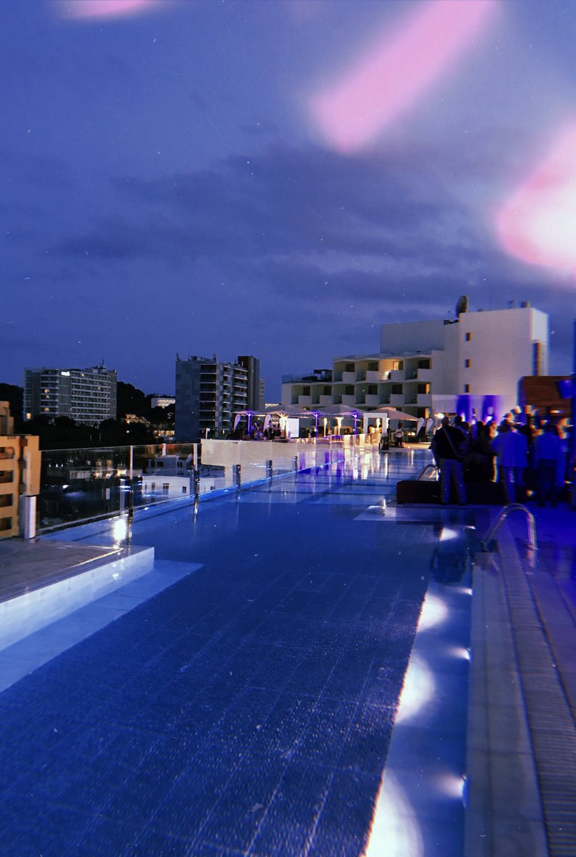 _SolHouse's tweet photo. OH HIYAAAAA 💥
Check out the INSANE new rooftop pool at @SolHouseCalvia.  
#news https://t.co/unOqkr3laM https://t.co/6qEPxthGOS