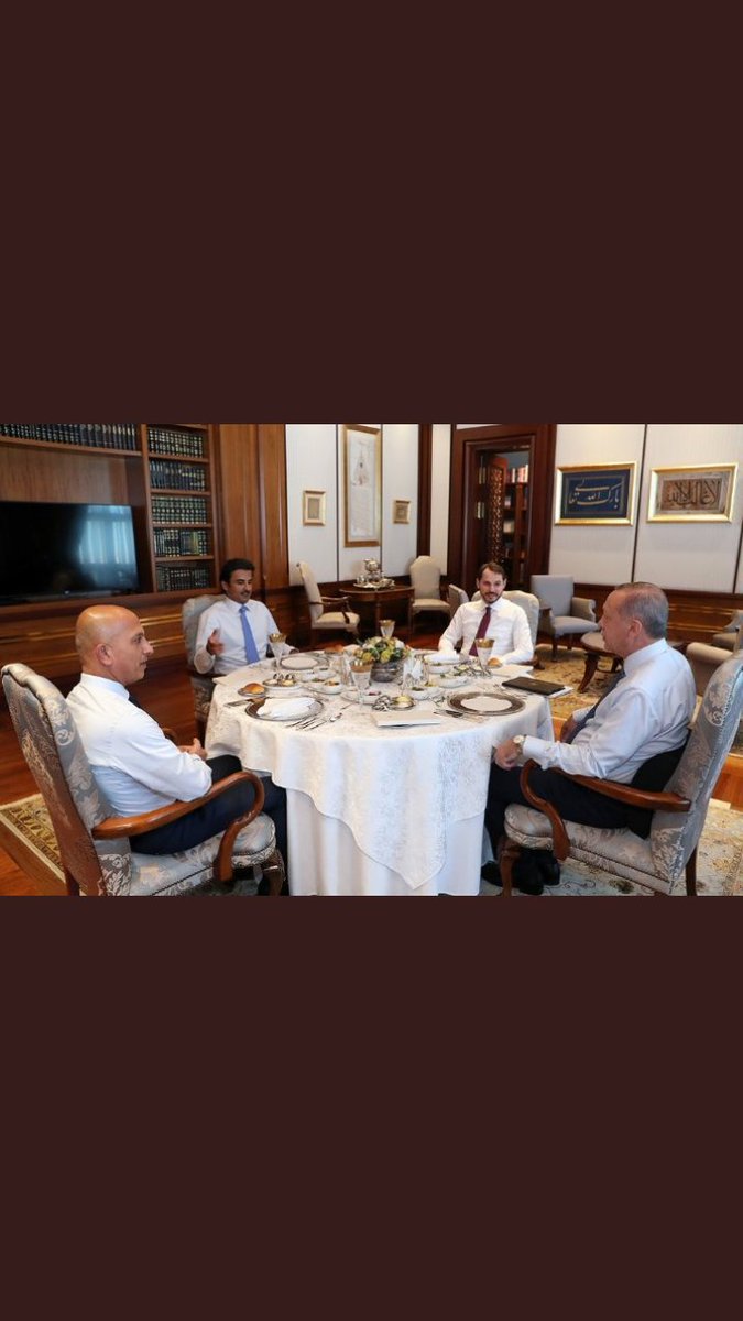 Bir tarafta Kanada'yı ziyarete gidişindeki Belçika başbakanına verilen öğle yemeği,Diğer tarafta dinlerinde israfın haram olduğu ama bin liralık altın varaklı kadehlerde verilen ziyafet..Birde ateist diye küçümserler..