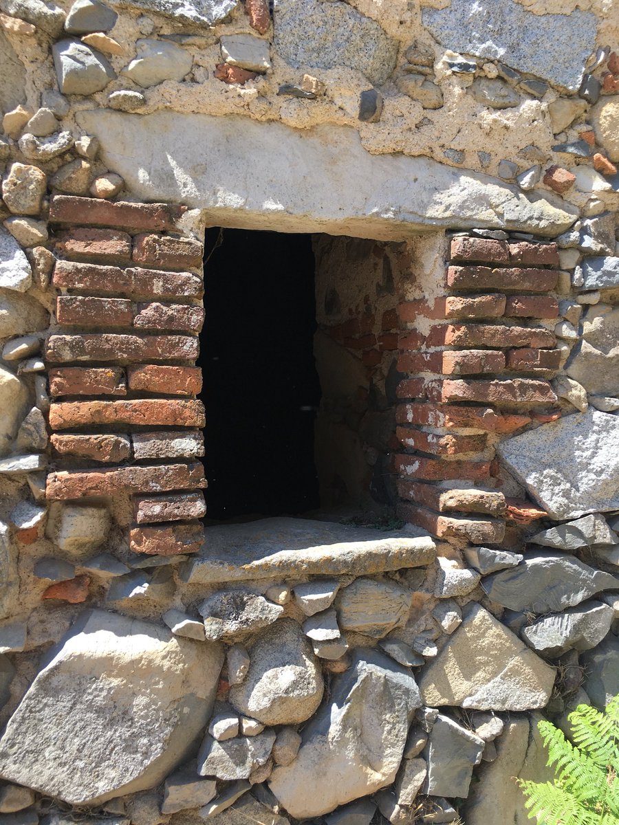 johnwoodarch's tweet photo. Lintels of southern Portugal #traditionalbuildingpractice #lintelsglalore #buildingwithstone https://t.co/d9U6f0rRge