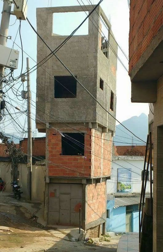 luisantgarcia's tweet photo. - Familia, los reuní para preguntarles si creen que debemos hacer otro piso a la casa.

- Papá, yo creo que debiéramos consultar el tema con un ingeniero o un arquitecto.

- Hijo, no seas fifí, la casa es de ustedes y el pueblo nunca se equivoca.

#NAICM https://t.co/tNbo9TWKJr