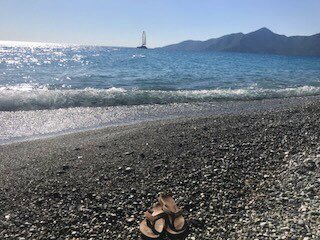 A pair of women’s originals living their best life this #flipflopFriday!