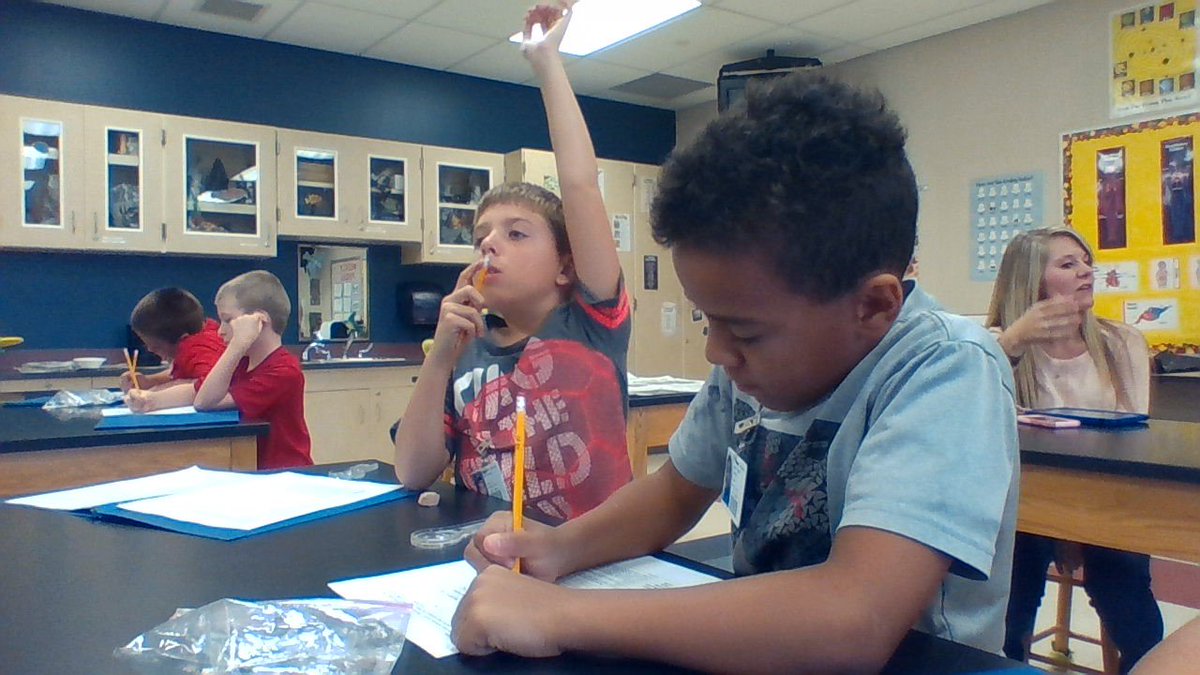 MrsGaucksClass's tweet photo. Exploring rocks in science lab. #rocks https://t.co/YUkXmFGyp9