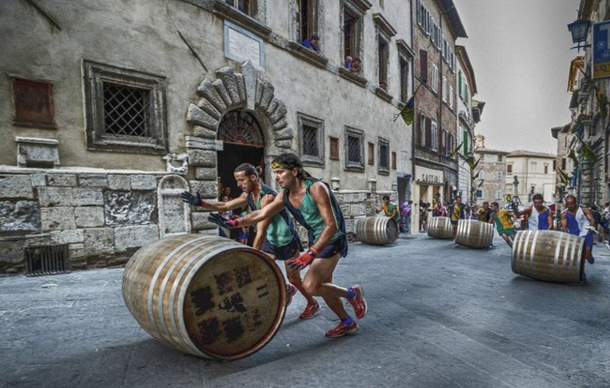 WineNewsIt's tweet photo. Aspettando la #rievocazionestorica del @braviobotti, @c_montepulciano affascina #enoappassionati e #gourmet: da stasera, con le #cantineinpiazza nella rinascimentale #PiazzaGrande con i produttori del @consorzionobile e i prodotti proposti dal #MagistratodelleContrade https://t.co/5Js7g9Bm2q