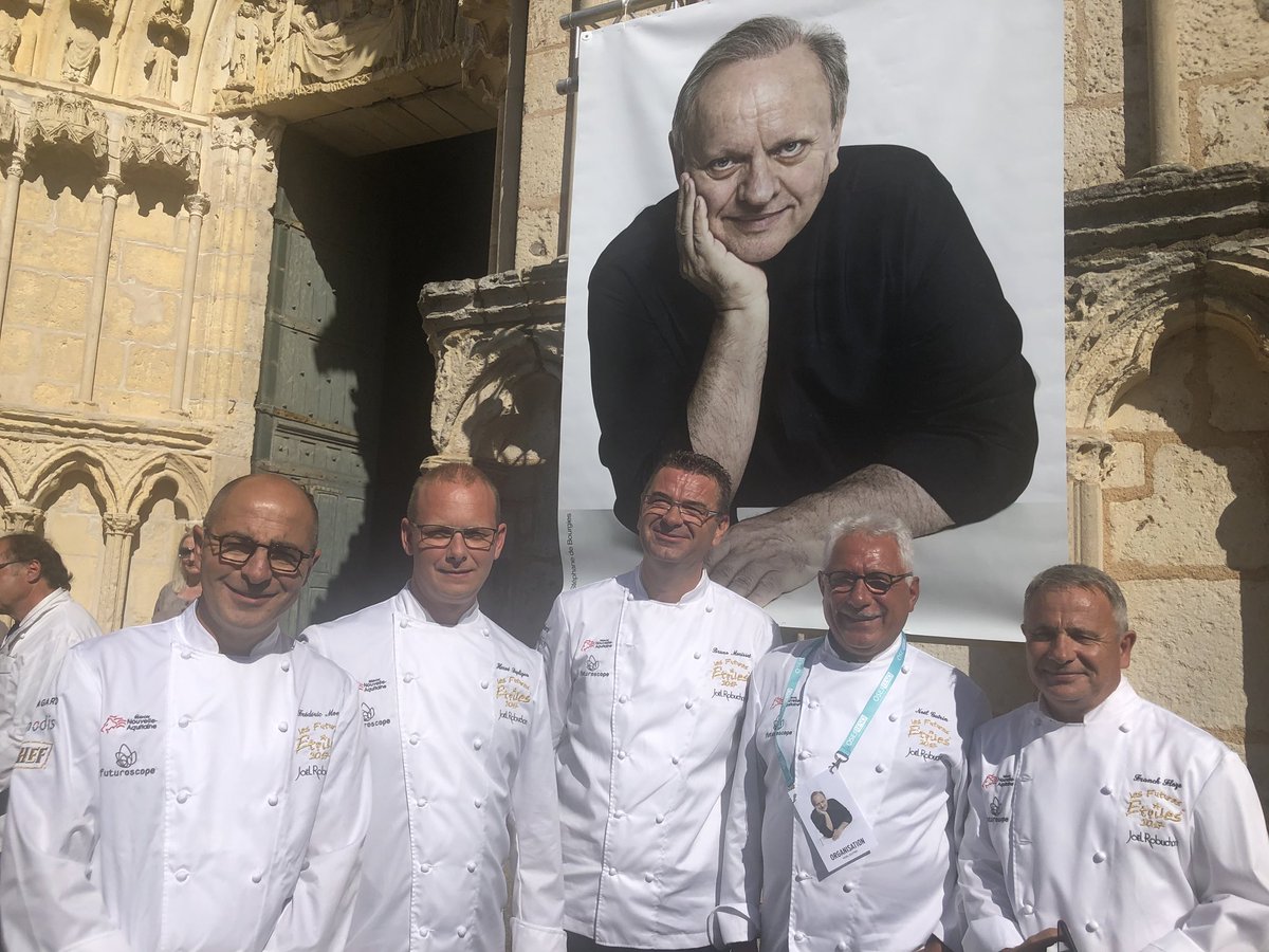 JeromeNeveux's tweet photo. Les Chefs du @futuroscope et l’équipe RP présents pour l’hommage à @JoelRobuchonMTL organisé ce jour à @poitiersfr à la Cathédrale St Pierre. https://t.co/ECbQsDFMy8