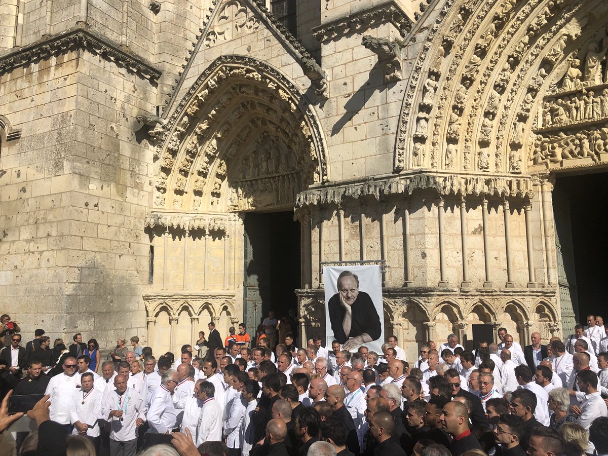 JeromeNeveux's tweet photo. Les Chefs du @futuroscope et l’équipe RP présents pour l’hommage à @JoelRobuchonMTL organisé ce jour à @poitiersfr à la Cathédrale St Pierre. https://t.co/ECbQsDFMy8