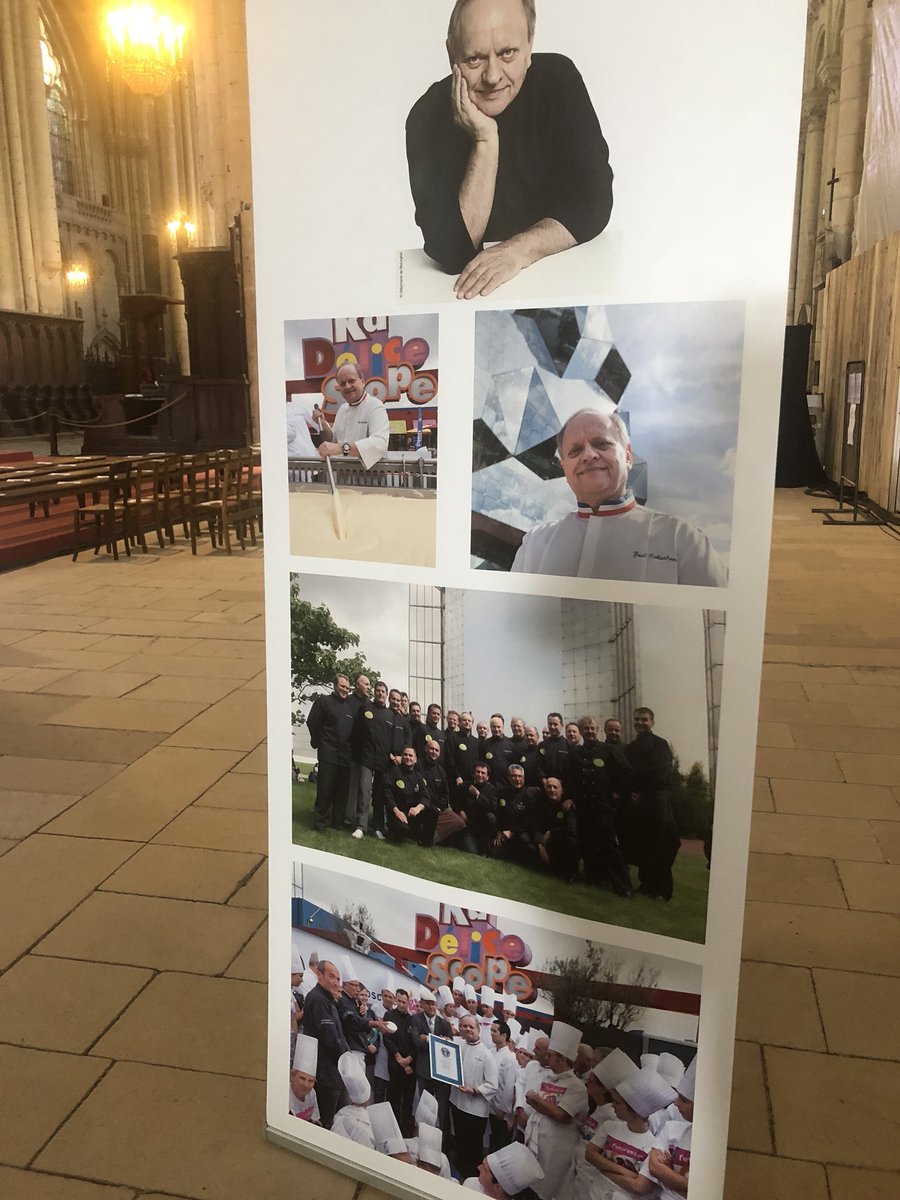 JeromeNeveux's tweet photo. Les Chefs du @futuroscope et l’équipe RP présents pour l’hommage à @JoelRobuchonMTL organisé ce jour à @poitiersfr à la Cathédrale St Pierre. https://t.co/ECbQsDFMy8