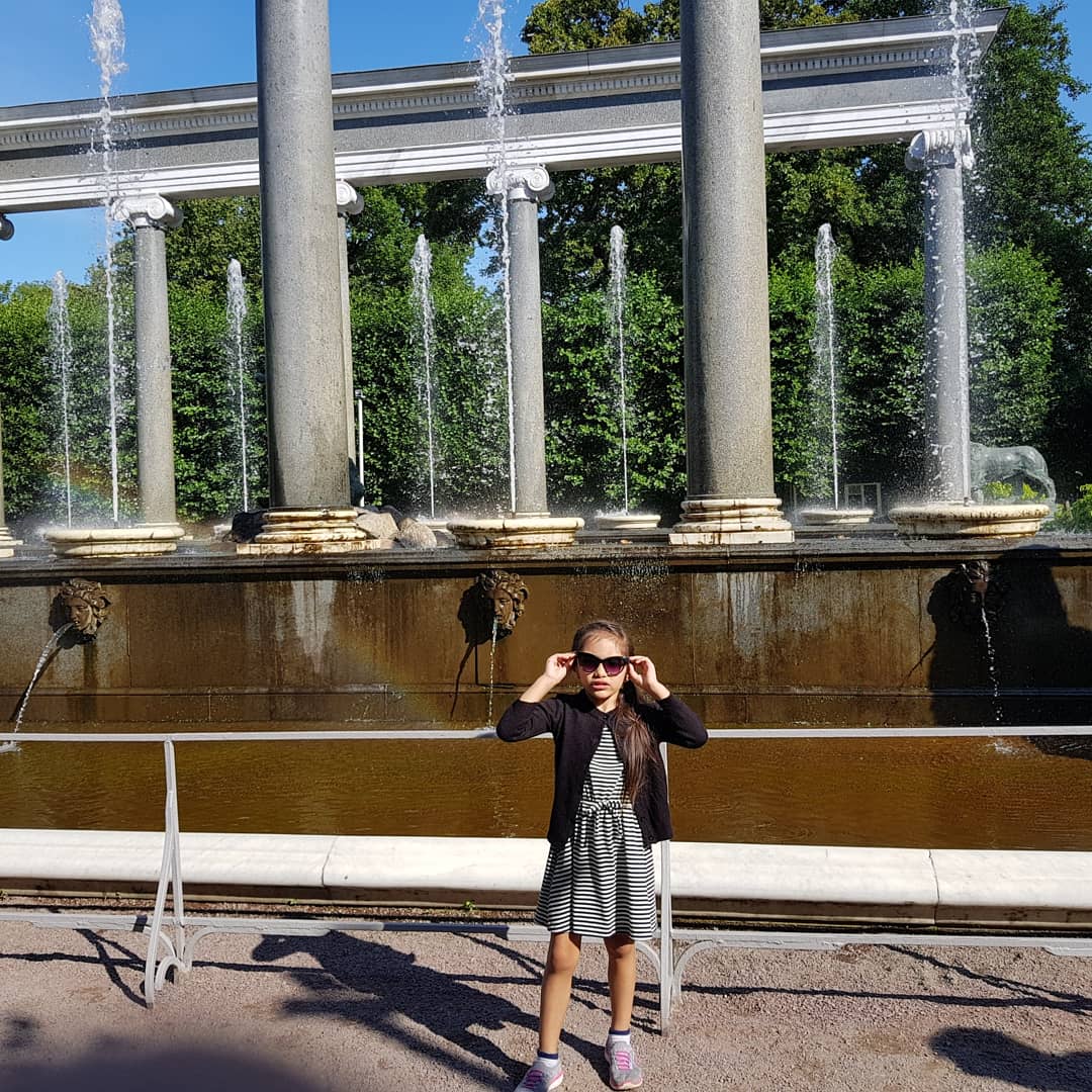 a_curtain's tweet photo. I have always wanted to take my family with me to experience the world from what rugby has provided. this was such a special occasion to be able to take them to @peterhof_official and show the amazing city of St Petersburg 
#familytime #prouddad #father #stpetersburg #peterhof https://t.co/Ve23ciWJ8I
