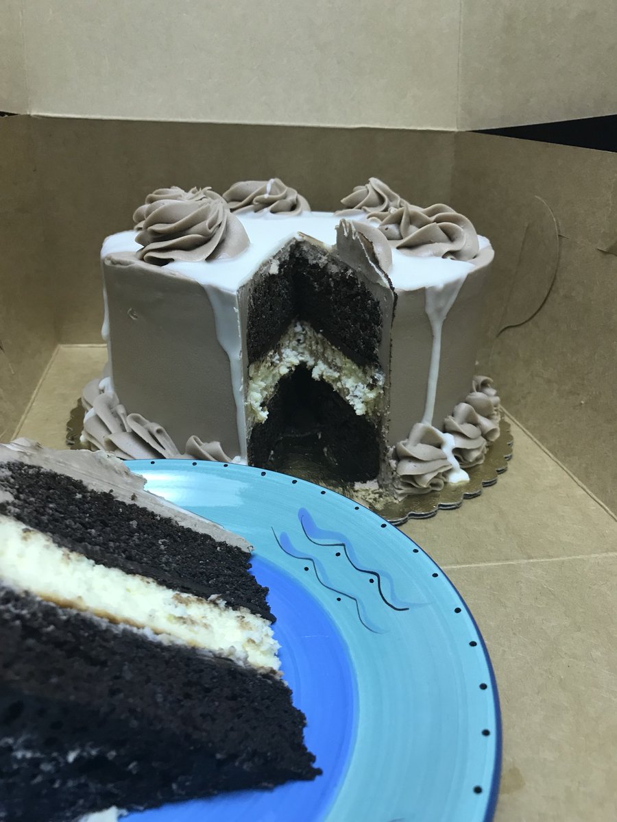 PurlingDervish's tweet photo. After having some pie at the #mf1k, I had to have lunch and support @Meat_Fight sponsor @Swisspastryman Not a hard thing to do with food that good. Mom and I both walked out with a cake (Sorry for the bad lighting) https://t.co/hkhcWi67NS