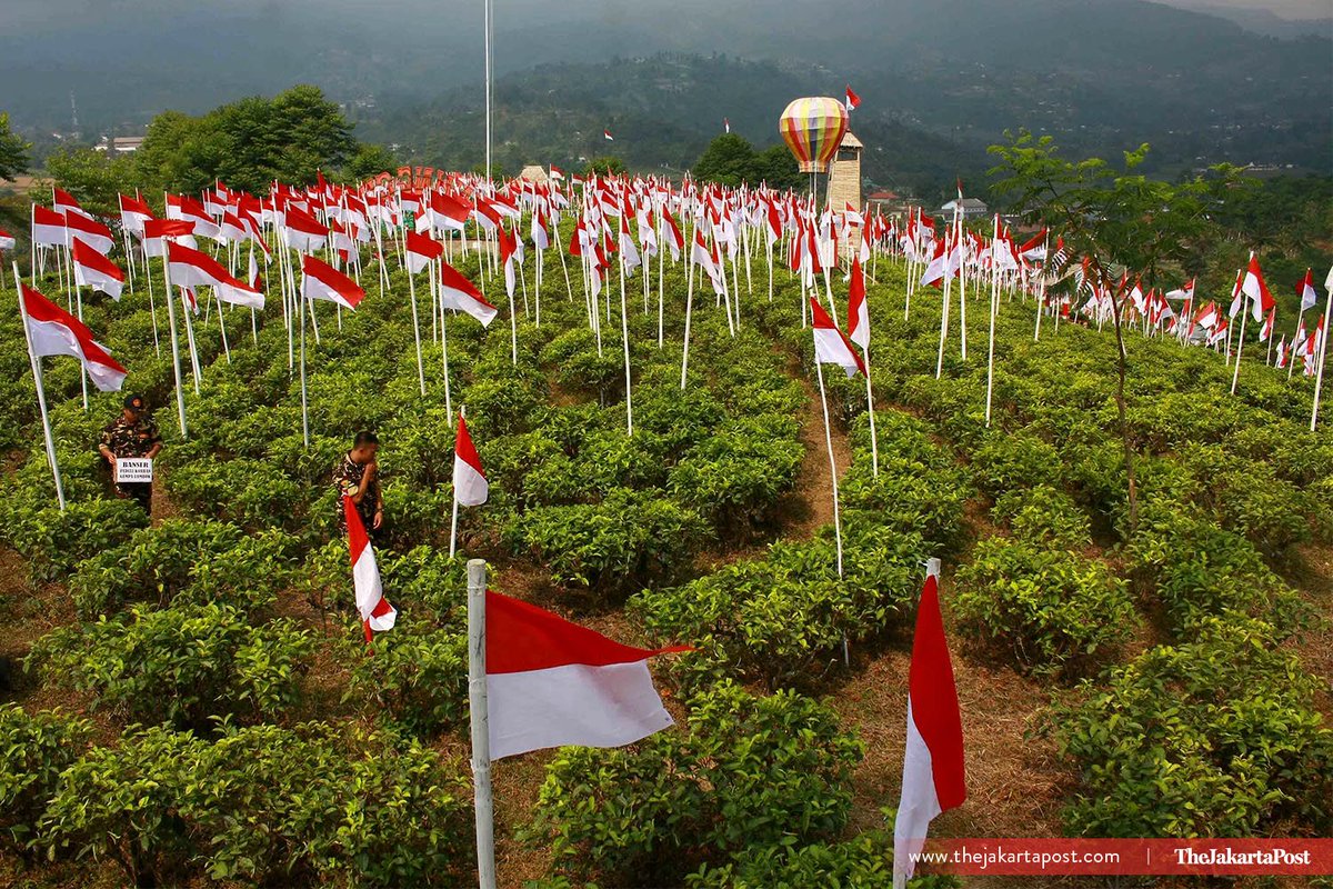 DrLokmanKaradag's tweet photo. 73rd Independence Day, 🇲🇨#Indonesia
A total of 1,945 Indonesian flags are hoisted at the peak of Mount Cilik in Karanganyar regency, Central #Java, on Sunday. #RI7 via @jakpost #IndependenceDay #indonesia #IndonesiaSejahtera #IndonesiaJuara https://t.co/rMIJ0HMbPE