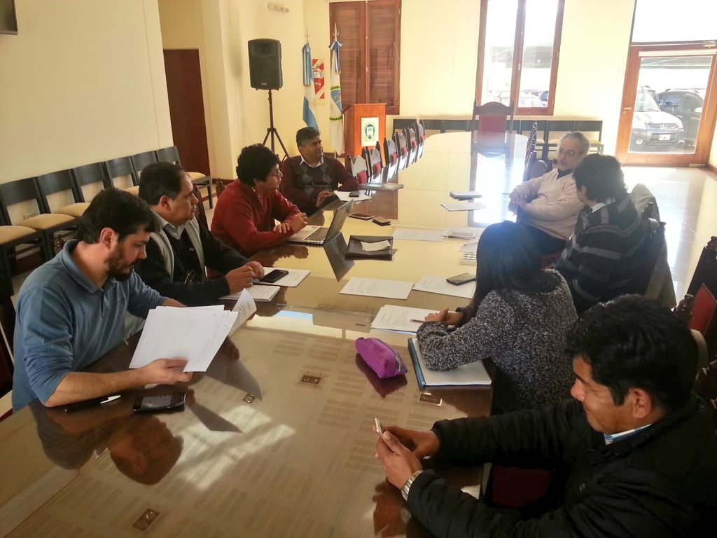 IdentidadFI's tweet photo. Hoy junto a @Anahi_Aramayo @DavGallardo y @faridastorga, estuvimos trabajando para democratizar la gestión de la Plataforma UNJu Virtual con los responsables de las Unidades Académicas #UNJu #HayEquipo https://t.co/UqTxul6eTV