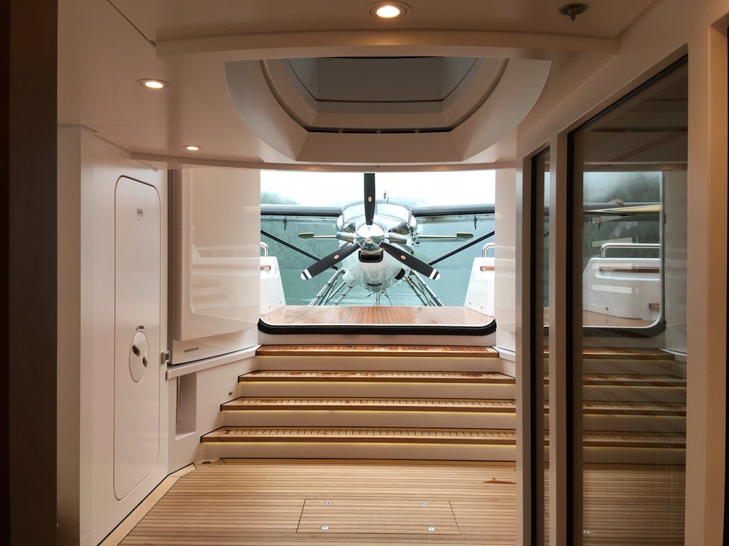 captdh's tweet image. Seaplane knocking at our door!