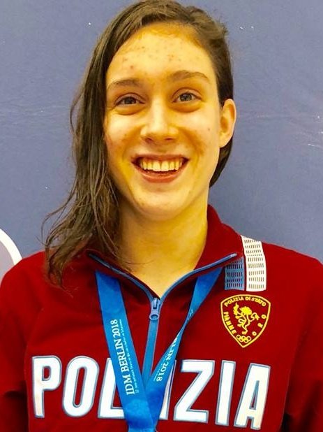 Seconda medaglia d'oro ai #CampionatiEuropei di #NuotoParalimpico #Dublino2018 e secondo record del mondo per la portacolori delle #Fiammeoro 
 #CarlottaGilli che vince la finale dei 100 dorso cat.S13 con il crono di 1'05"76 #seguilnuotoparalimpico