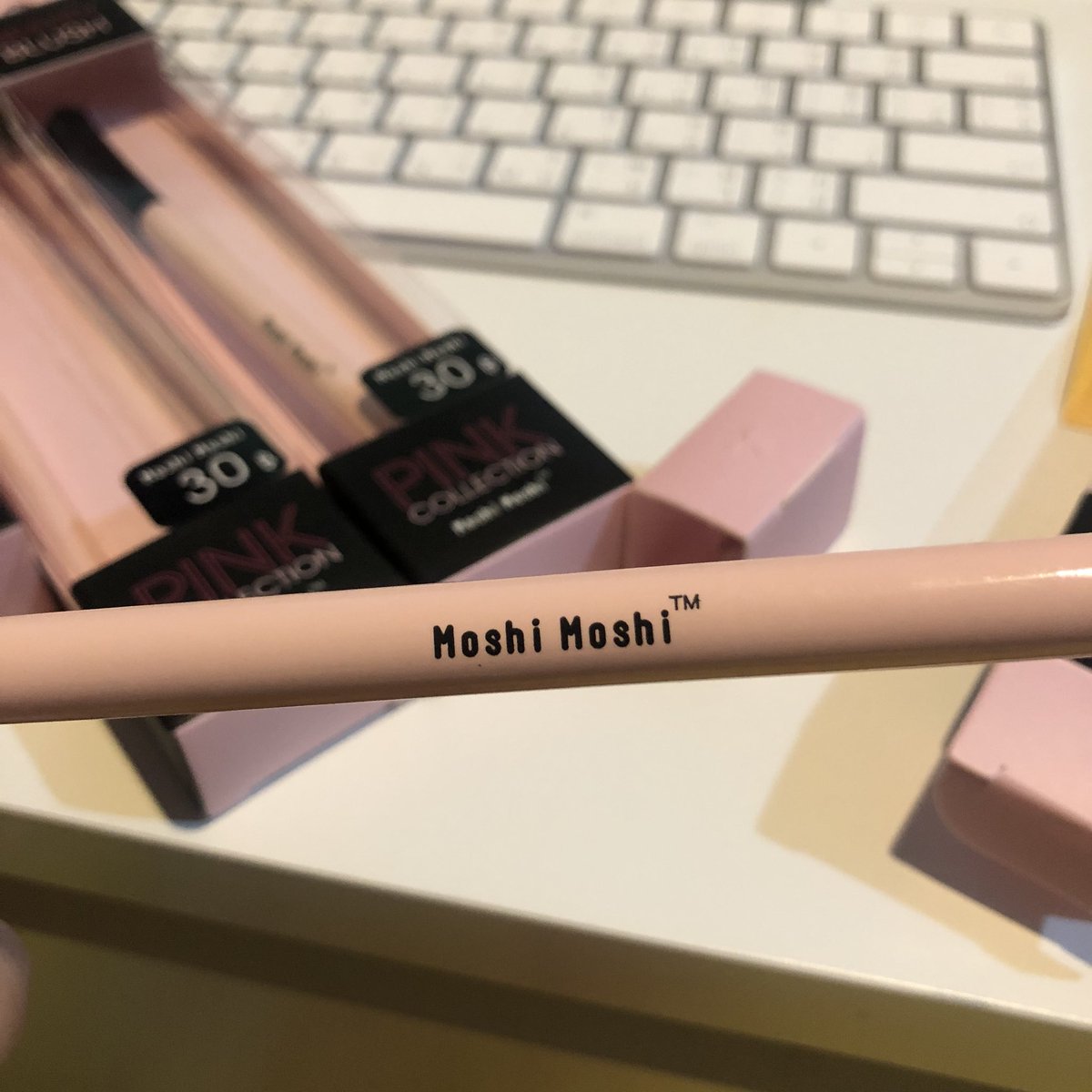 littlefahsai's tweet photo. แปรงสีชมพู moshi moshi ตอนแรกซื้อเพราะสีชมพู น่ารัก ต้องหยิบ — แต่พอได้ลองใช้ ก็ต้องกลับมาซื้อตุนอีกเยอะๆเลย ใช้ทาตาโอเคเลยอะ ฟ้าเอาไว้เบลนสีตาเวลามันเป็นก้อน จะช่วยทำให้สีฟุ้งขึ้น คือแต่งตาไม่เยอะไง เลยชอบใช้แปรงแบบนี้ ไที่สำคัญไม่แพง มีหลายๆอันได้5555555 https://t.co/sCpTX90jDs