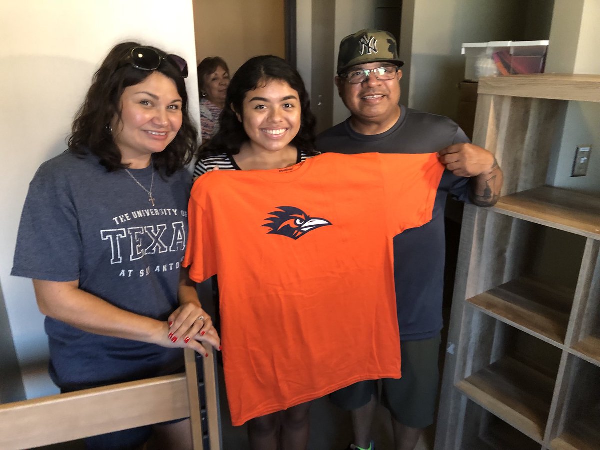 UTSA's tweet image. Roadrunner Pride! 🔶🔷🔶🔷 #UTSAFirstGen student Taylor shows off her new UTSA shirt with her parents during Move-In Day. #UTSA #UTSARRDays #UTSA22