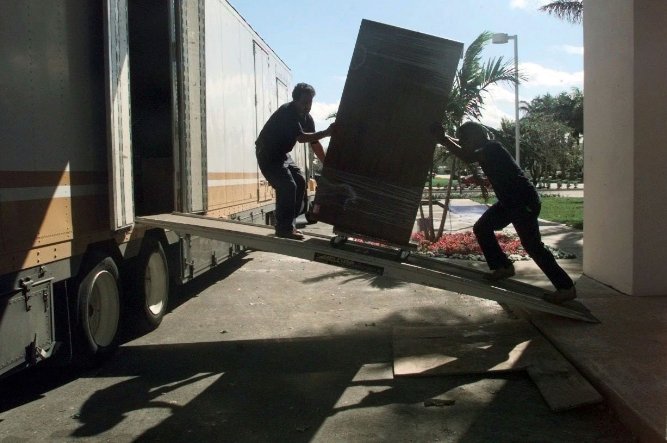 SunSentinel's tweet photo. South Florida-based moving scam bilked more than 900 customers. You need to know how to avoid these. Read the story: https://t.co/tnmZQRJXkJ https://t.co/udFoy5A51T