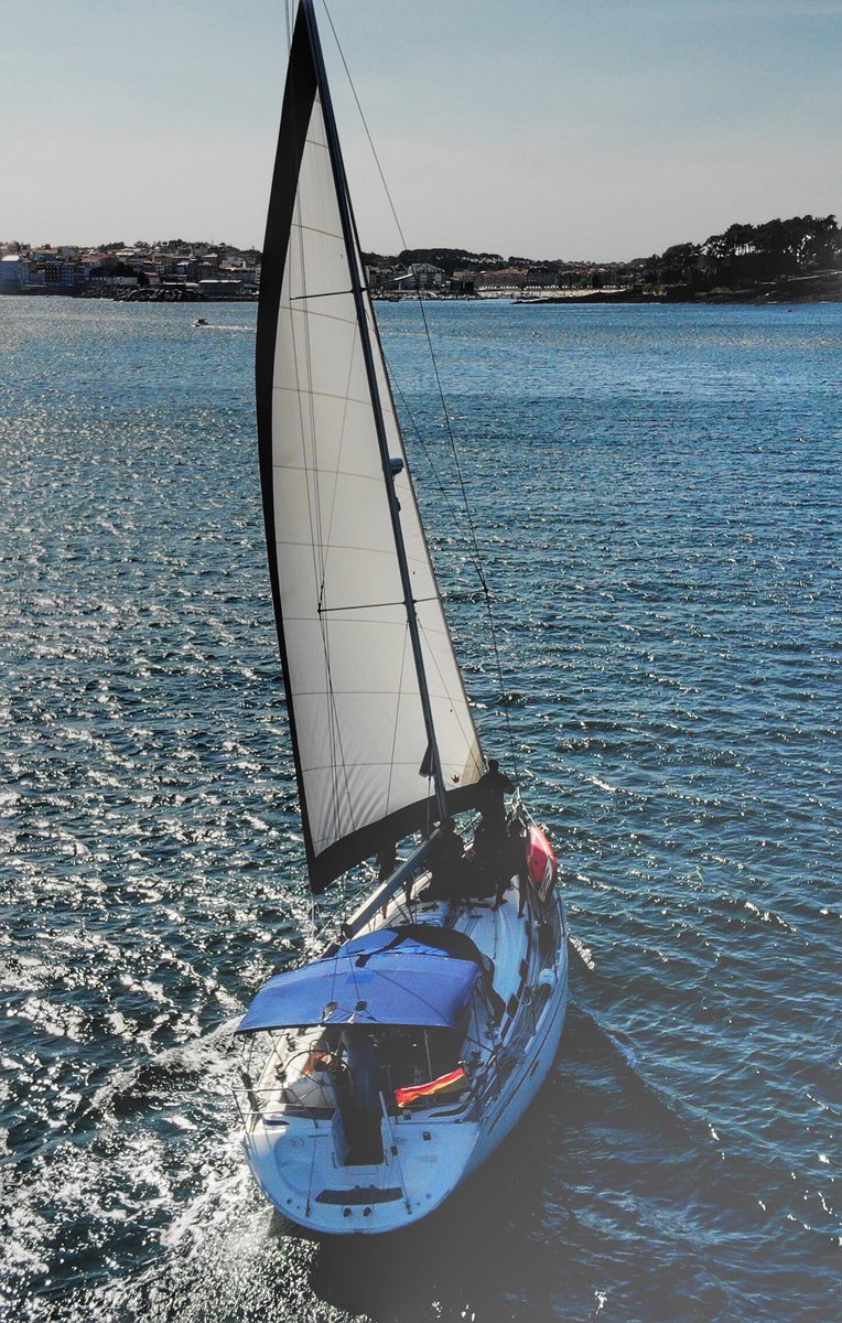 Hoy hemos estado realizando algunas tomas aéreas de la flota de <a href="/EoloSanxenxo/">Eolo sanxenxo</a> . Hemos tenido un grupo de amigos disfrutando de una tarde de vela en el Gran Eolo. Esperamos que lo hayan disfrutado y que no tarden en volver. ⛵️ <a href="/susanabananaa/">SUSANA</a>