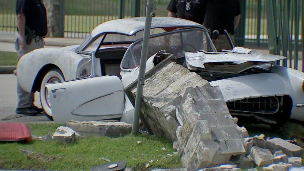 abc13houston's tweet photo. Foul play suspected after man found dead at Conroe crash site https://t.co/YndXlzjxJm https://t.co/vYbvFn7UB5