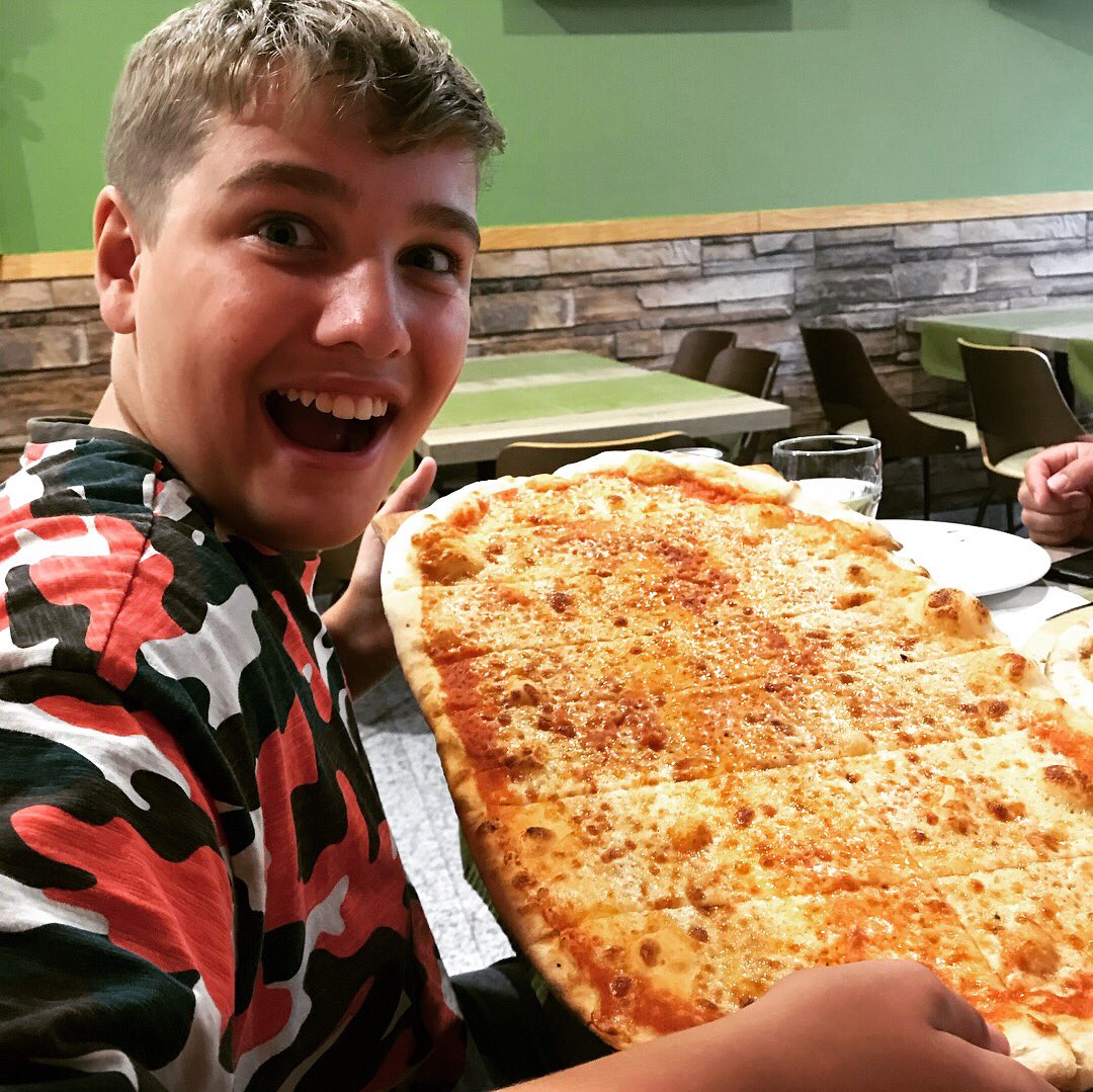 Pessimistisch Commotie mate Jo Till on Twitter: "Happy Boy - 50cm Pizza - Before & After #manvfood # pizza https://t.co/ZesRCol0xB" / Twitter