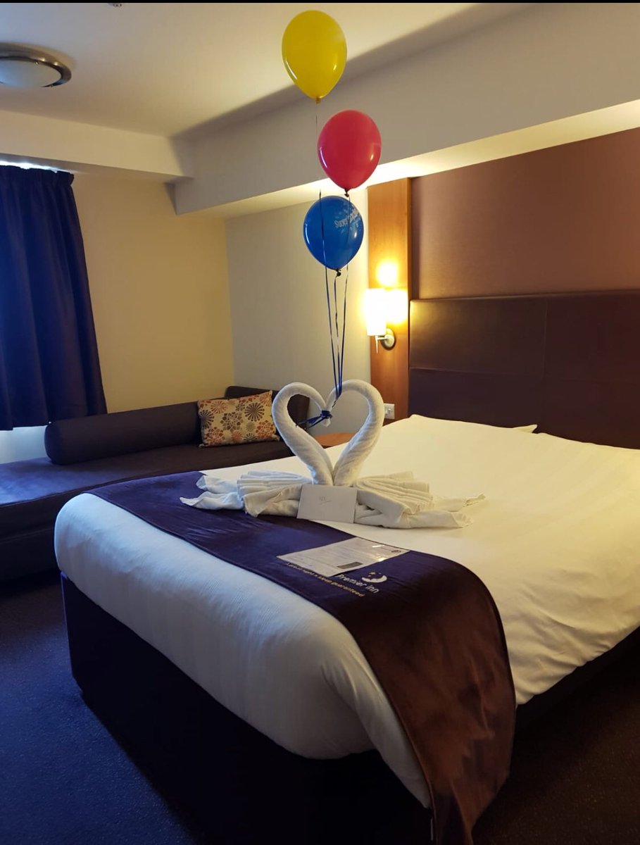 Another #PIWOW for guests celebrating their wedding anniversary. #airxperts #SummerOfService  @airportsmiles <a href="/ParikZalaWHR/">Parik Zala</a> <a href="/ButcherKatie87/">Katie Butcher</a> <a href="/Lucie_herrig/">Lucie</a> <a href="/abreu_nanci/">Nanci</a> <a href="/gary_villiers/">Gary De Villiers</a>