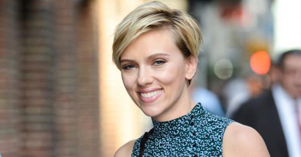 Актриса с белой короткой стрижкой. Скарлетт Йоханссон с короткой стрижкой. Скарлетт Йоханссон Боб каре. Актрисы Голливуда Скарлетт Йоханссон. Скарлетт Йоханссон Пикси