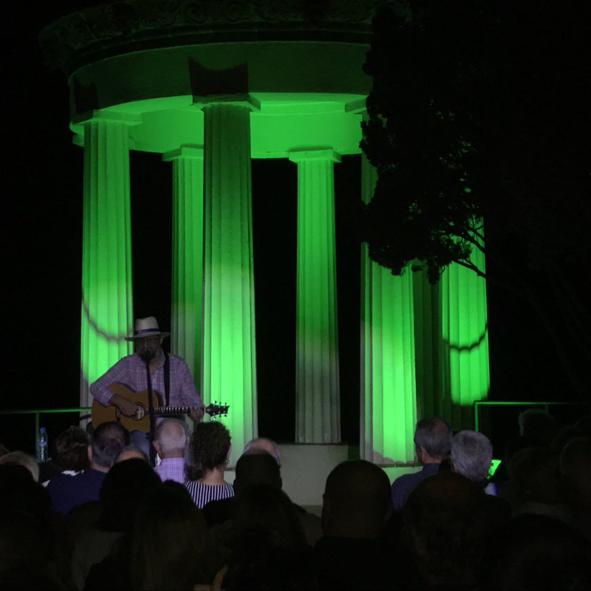 La seva veu estelar i l’humor que el caracteritza... i el seu amor pel català, i el català de Mallorca... gran Tomeu Penya! Un plaer sentir-te en directe. Gràcies per venir!! El lloc i la companyia, immillorable!