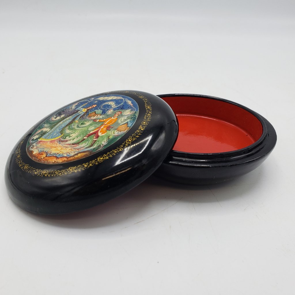 SalesbyHelen's tweet image. These Russian lacquered trinket boxes are always a hit at our sales. This week we have a couple of them, including this beautify painted box with original paperwork. #russianbox #lacqueredbox #ussr #trinketbox #salesbyhelen estatesale.com/sales/view/185…