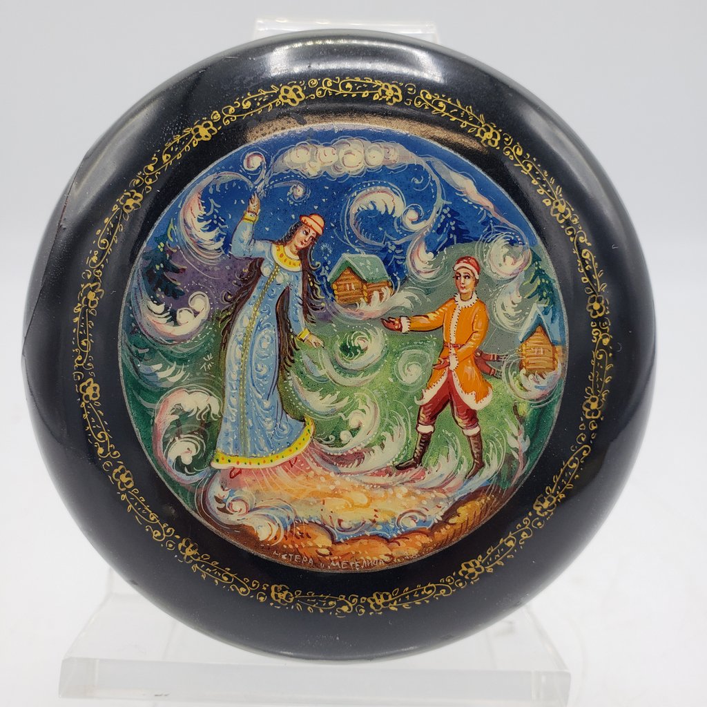 SalesbyHelen's tweet image. These Russian lacquered trinket boxes are always a hit at our sales. This week we have a couple of them, including this beautify painted box with original paperwork. #russianbox #lacqueredbox #ussr #trinketbox #salesbyhelen estatesale.com/sales/view/185…