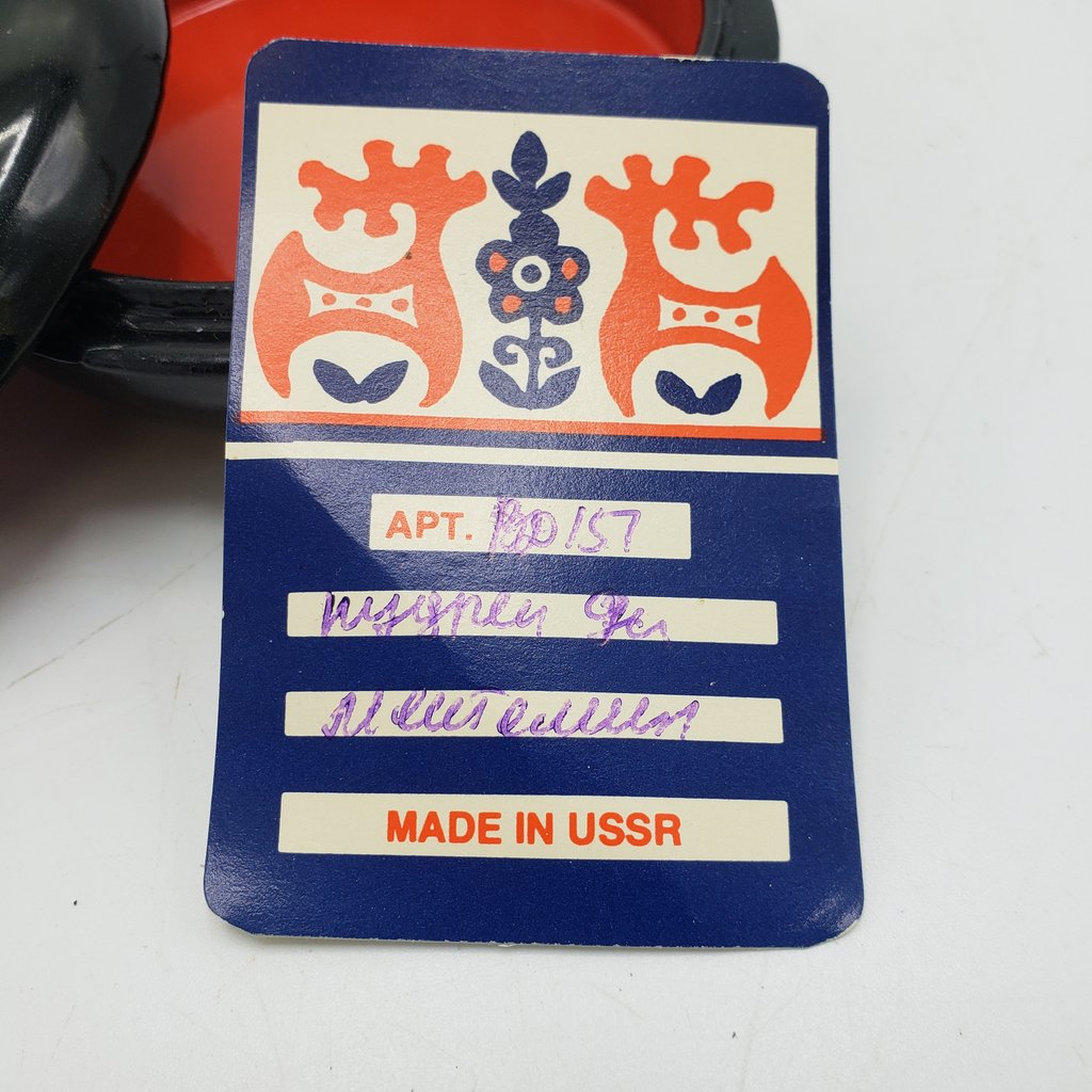 SalesbyHelen's tweet image. These Russian lacquered trinket boxes are always a hit at our sales. This week we have a couple of them, including this beautify painted box with original paperwork. #russianbox #lacqueredbox #ussr #trinketbox #salesbyhelen estatesale.com/sales/view/185…