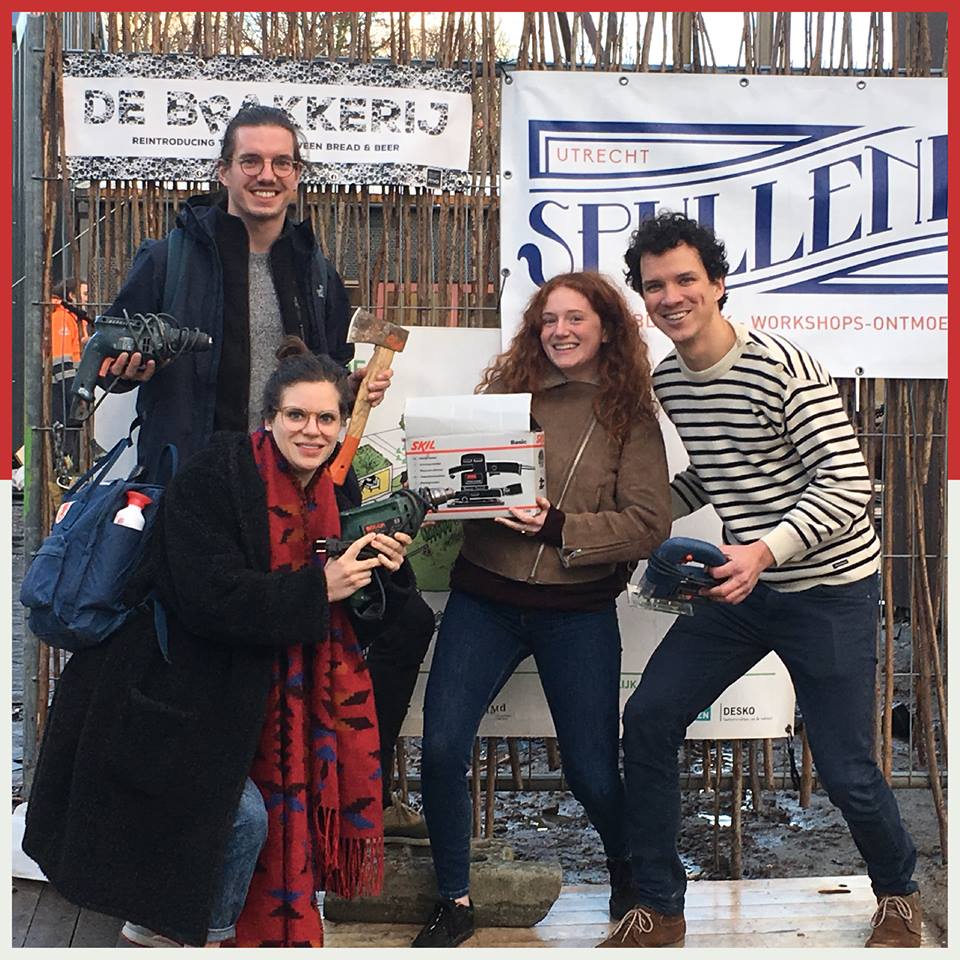 Morgen is voorlopig de laatste dag dat de Spullenier open is. Kom je geleende spullen terug brengen of gewoon effe gezellig op de koffie. 2 september gaan de spullen in de opslag, wie willen helpen sjouwen en van wie kunnen we een busje/boedelbak lenen? #dtv #deeleconomie