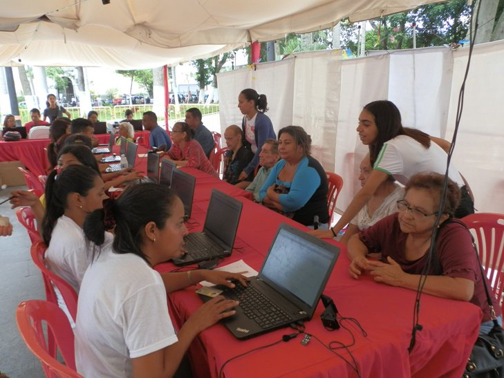 #17Ago Plaza Bolívar abarrotada para sacar carnet de la patria ow.ly/FTkv30lrQWs #NoticiaDelDía