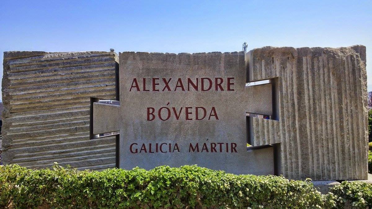 Despedimos este #DíaDaGalizaMártir co monumento que desde 1996 se levanta na Caeira en memoria de Alexandre Bóveda, realizado na escola de cantaría de Poio segundo o deseño de Julio Zaldívar...