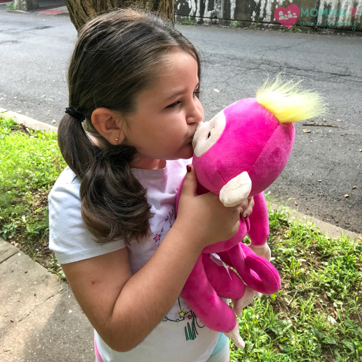 TrishaAGrimes's tweet photo. Check out the new Fingerlings HUGS! These plush monkeys react to touch, motion and feature over 40 sounds. Their long arms are perfect for big hugs and cuddles. There are SO many ways to play! (ad) Learn more: https://t.co/Vj3EXOG4SX #FingerlingsFriday https://t.co/0qOK20Tiwu