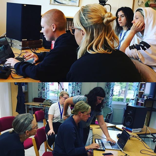 vemkanbli's tweet photo. Tack för idag! Vi bjöd på en mjukstart á la Popkollo/VKBP med intensiva prestigelösa övningar. Imorrn sadlar vi om och skriver låtar! Kul med producenter från Östersund, Norrköping, London, Toronto, Stockholm, Göteborg, Malmö å Köpenhamn! 💓💯🎛🎚🎙
-… https://t.co/X6YSAuXRqu https://t.co/ZFp8Inqp9x