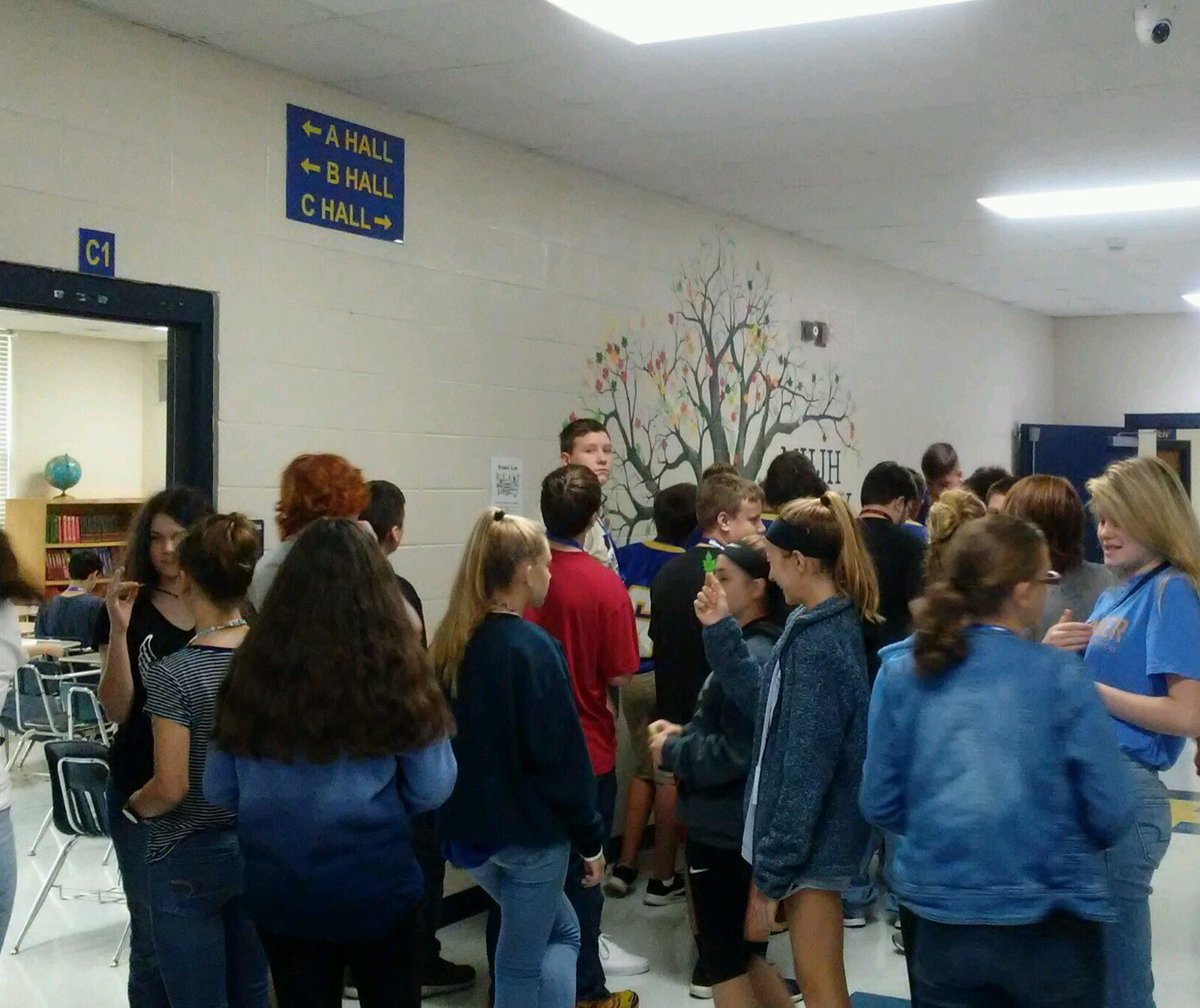 MHJH AAP students adding their leaves to the MHJH Family Tree! <a href="/MHJuniorHigh/">MHJH</a> <a href="/KyleMcCarn/">Kyle McCarn</a> <a href="/BombersMh/">Mountain Home Public Schools</a>