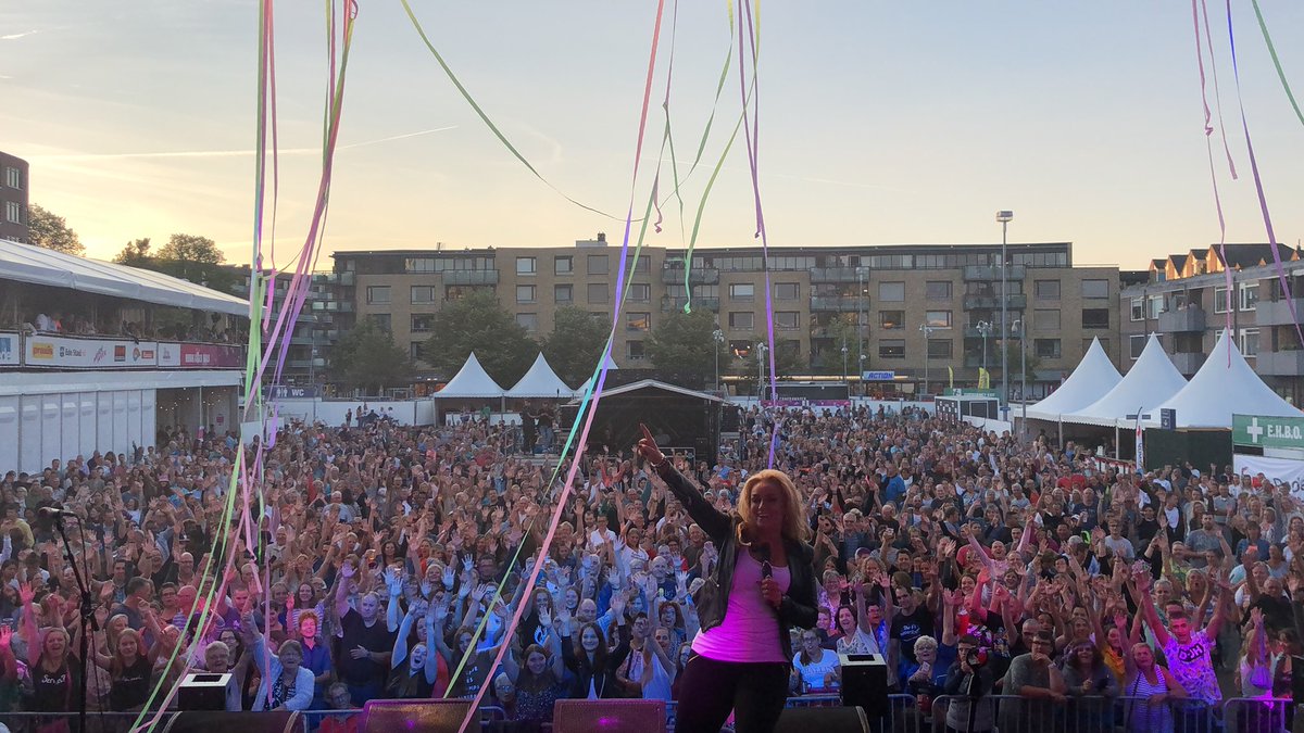 10.000 man in Ede.... ik heb wel eens in kleinere zalen gestaan 😉 
Thanx!
