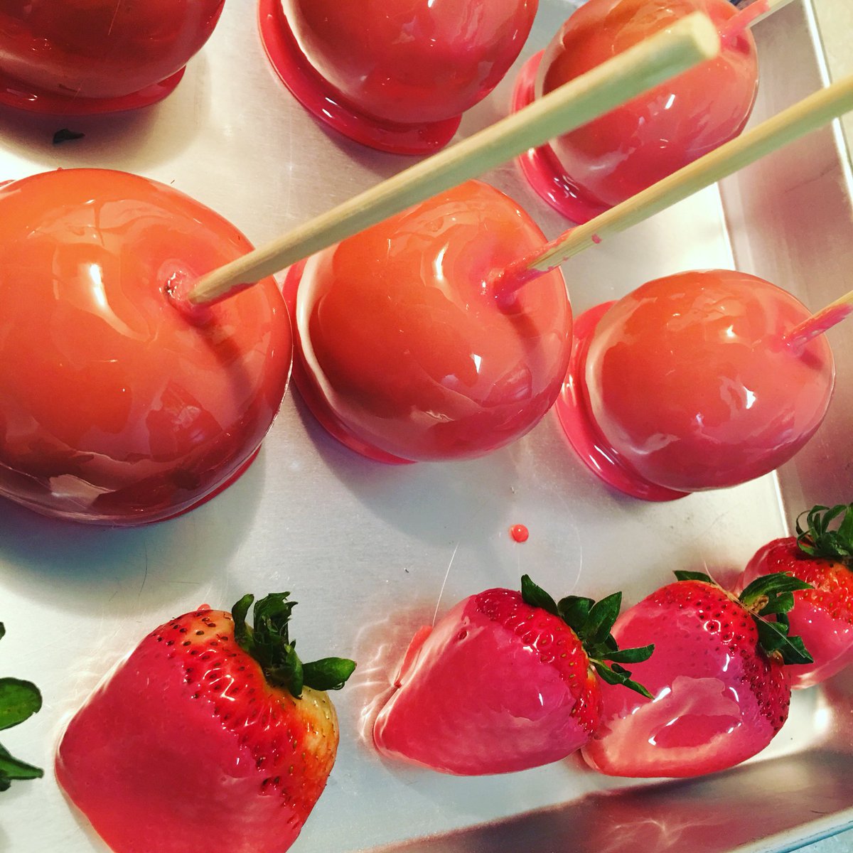 FaNcyVodka's tweet photo. #Strawberry #candyapples https://t.co/H9UA9agJmy