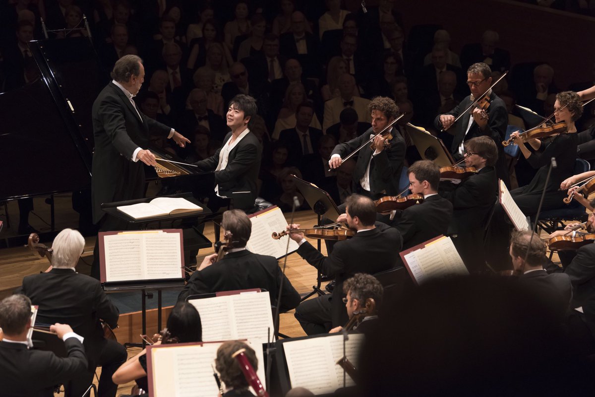 LucerneFestival's tweet photo. Great Opening of the Summer Festival 2018 (17 August - 16 September) ☀️🎶🥂🍾 https://t.co/VmOVky2sfX