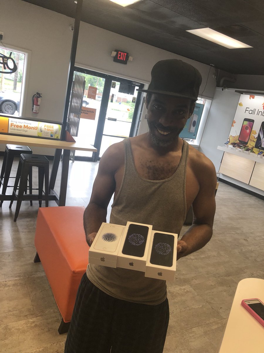 WesternBoost's tweet image. #Happy #Customer #Got him 3 #iPhones 📲 No more dealing with MetroPCS #Welcome #To #Boostmobile #BoostMode #BoostElevate #DCI #BoostNation Come visit us at 1047 Western ave! Toledo,OH 43609