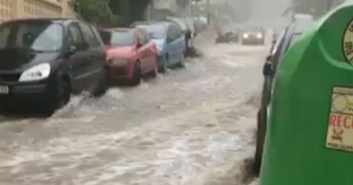 Benidorm tourists flee beach after flash floods turn streets into rivers mirror.co.uk/news/world-new…