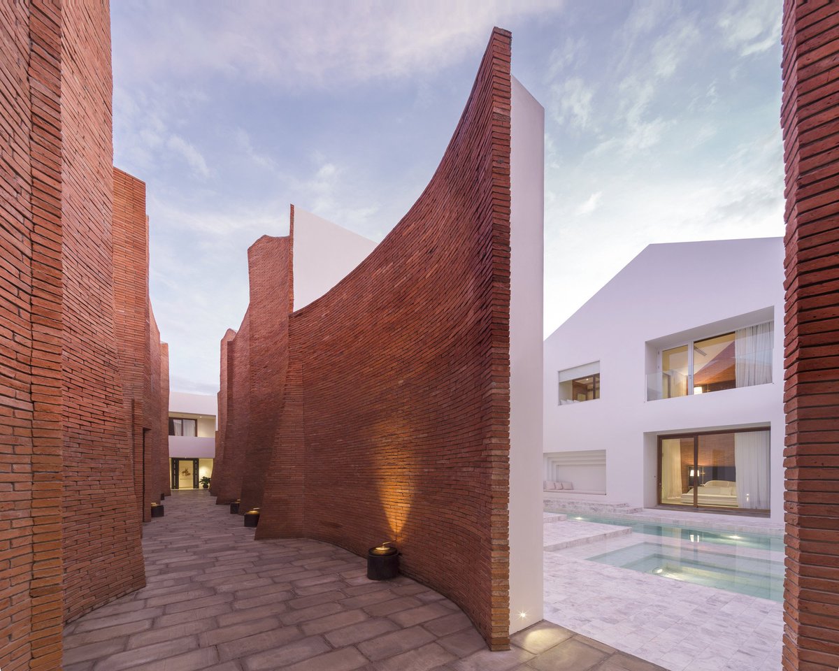 readpendulum's tweet photo. Find paradise amongst the temple ruins at Sala Ayutthaya, a twenty-six-room boutique hotel in Ayutthaya, the old capital of Thailand. #PendulumDesign https://t.co/B8H2xMe88T https://t.co/6ttJid4ulD