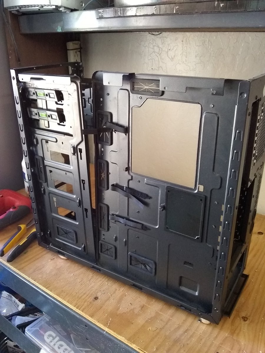 DDCustomMods's tweet photo. 😈🛠️ It begins! First, flip the optical drive bays, then flip the entire case....#MomsMod

#modding #pcmr #Nanoxia #CoolForce1 https://t.co/JUQS8khhyz