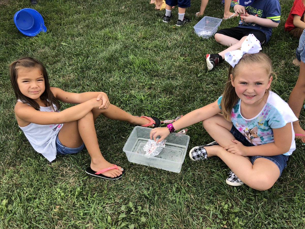 Mrs_Maberry's tweet photo. First graders working together to build boats out of foil and seeing how many smarties could fit before sinking the boat! #KCErocks https://t.co/jjhDYvWhMd