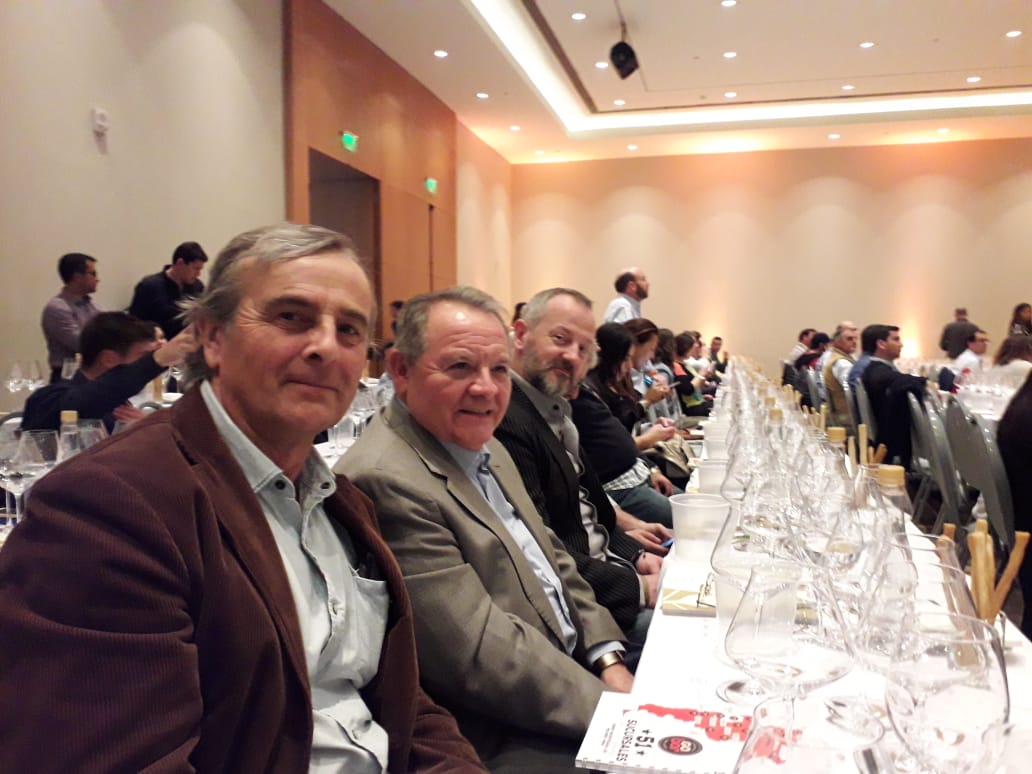 club_placeres's tweet photo. Seguimos con nuestro recorrido por #Mendoza #Argentina. Nos encontramos en @PremiumTasting donde se reúnen una gran cantidad de viñas a presentar sus mejores vinos. En esta ocasión los socios de #ClubPlaceres dicen presente en este gran evento.
#tasting #Wine #Winetasting #Wines https://t.co/uwMX36AhdQ