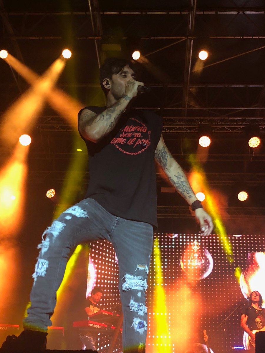 _filoderba's tweet photo. Era a due passi da me, che emozione, non riesco ancora a realizzare. 
Anita e Libero lì al fianco del palco erano qualcosa di meraviglioso!😭
GRAZIE FAB.❤️
#FabrizioMoro https://t.co/pIxKvpbBP4
